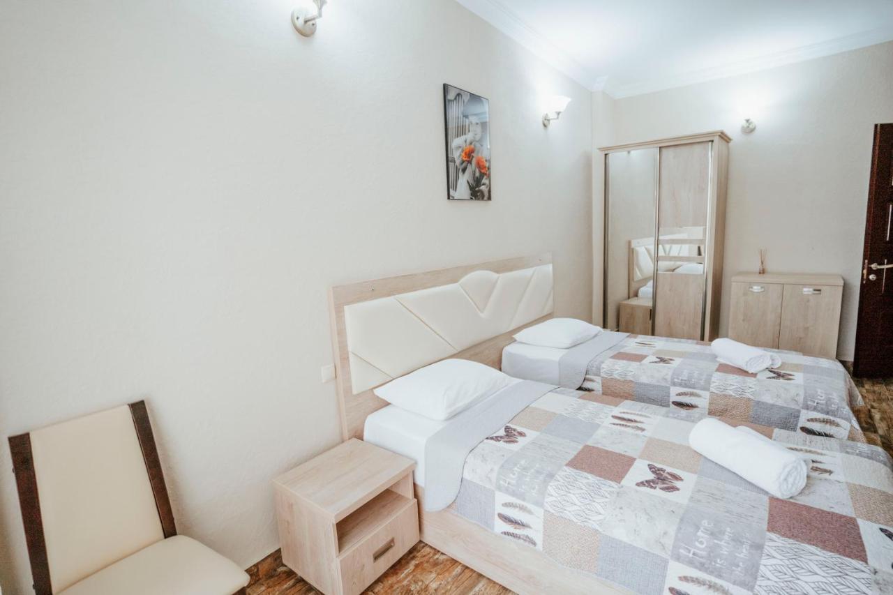 Hotel General Batumi Bagian luar foto