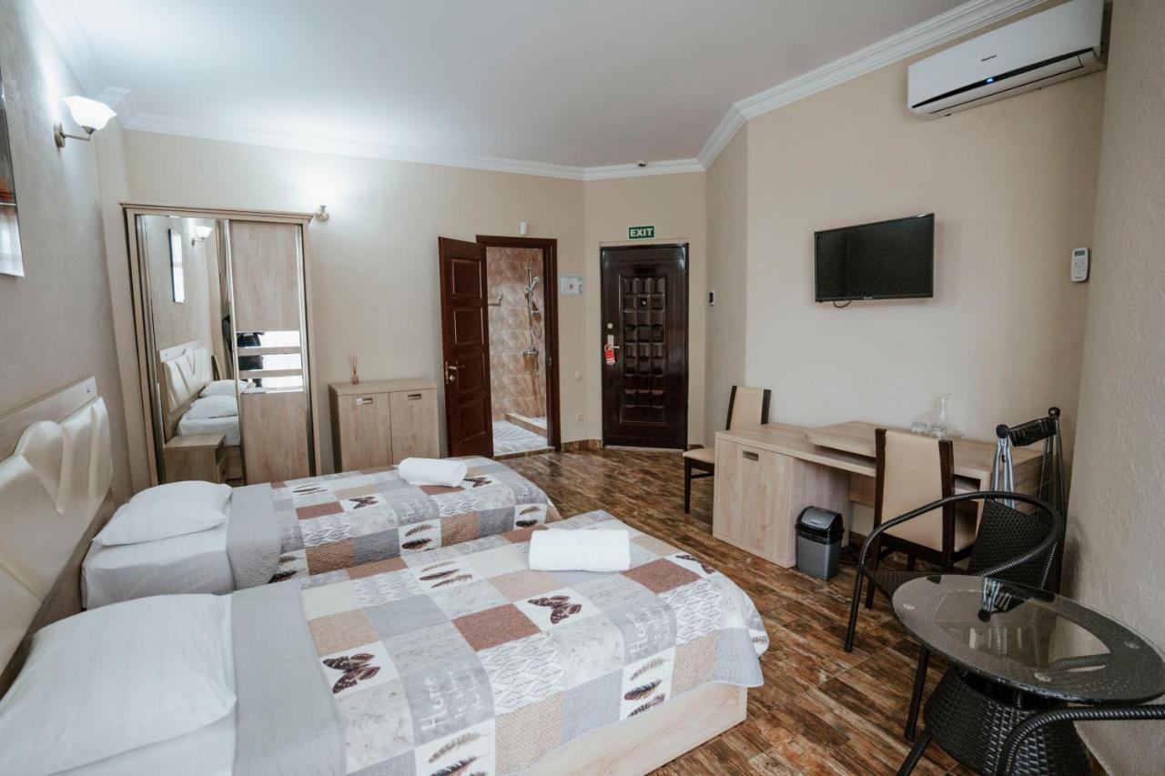 Hotel General Batumi Bagian luar foto
