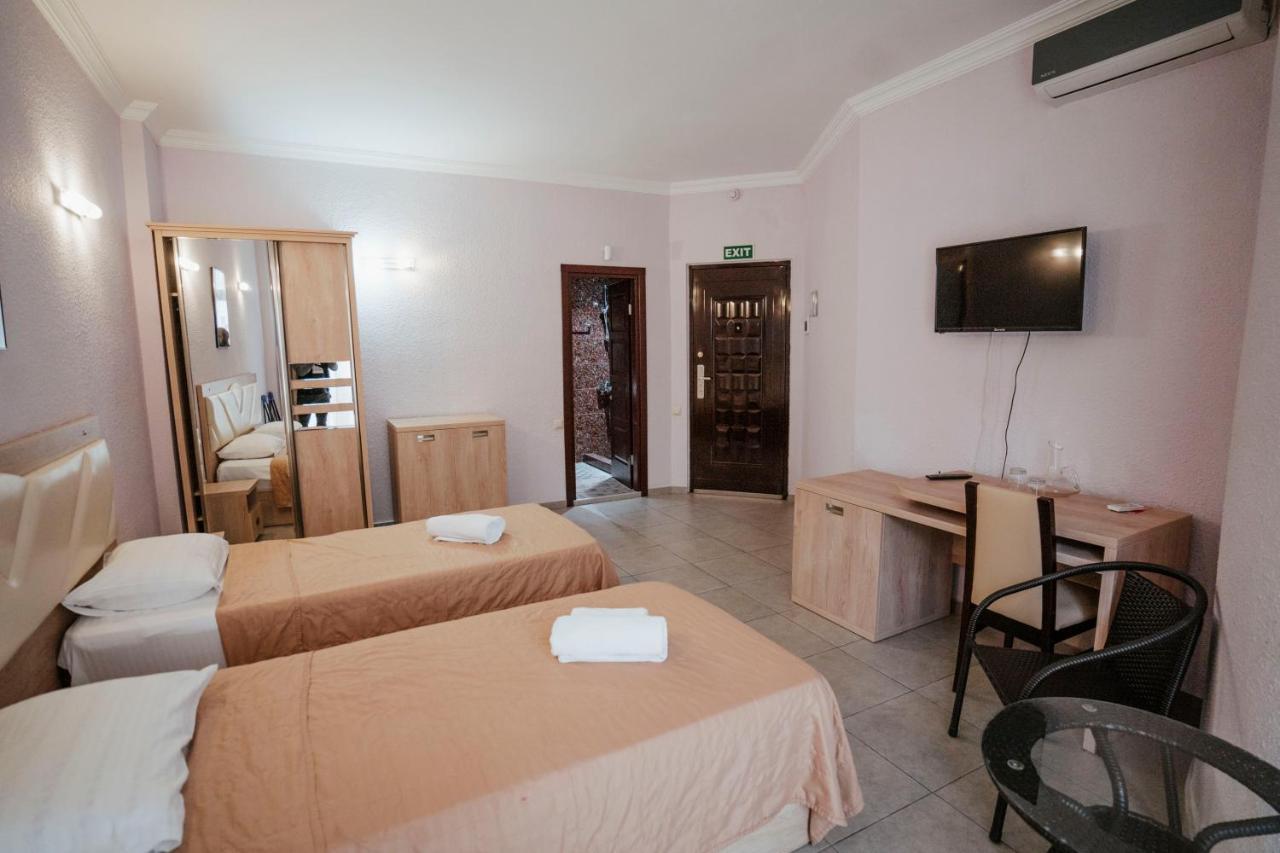 Hotel General Batumi Bagian luar foto