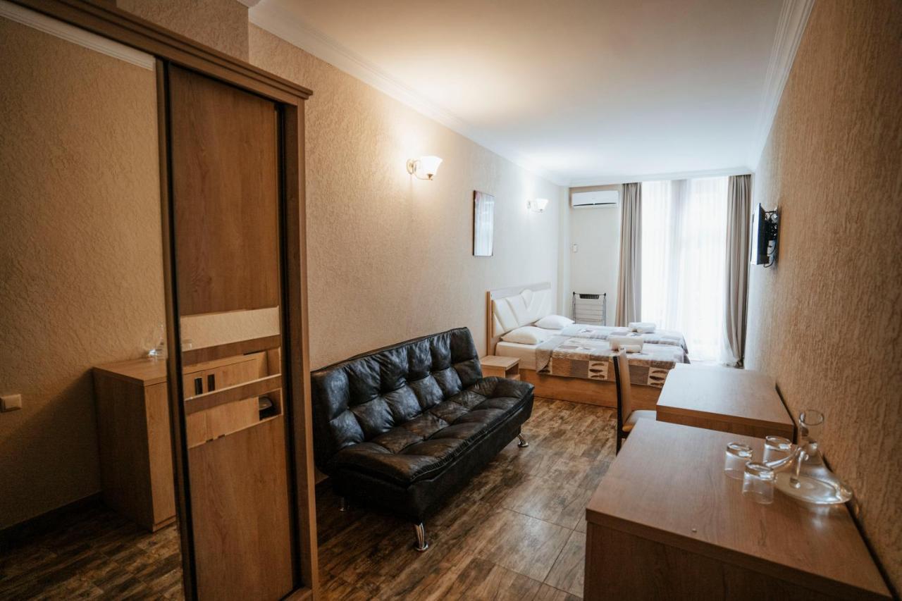 Hotel General Batumi Bagian luar foto