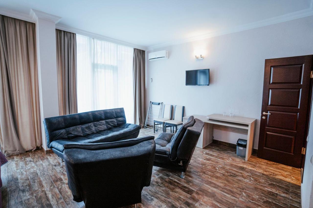 Hotel General Batumi Bagian luar foto