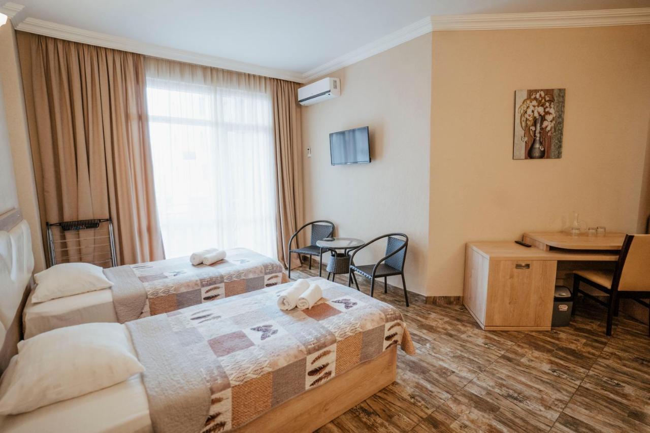 Hotel General Batumi Bagian luar foto
