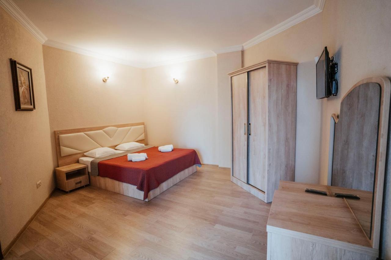Hotel General Batumi Bagian luar foto