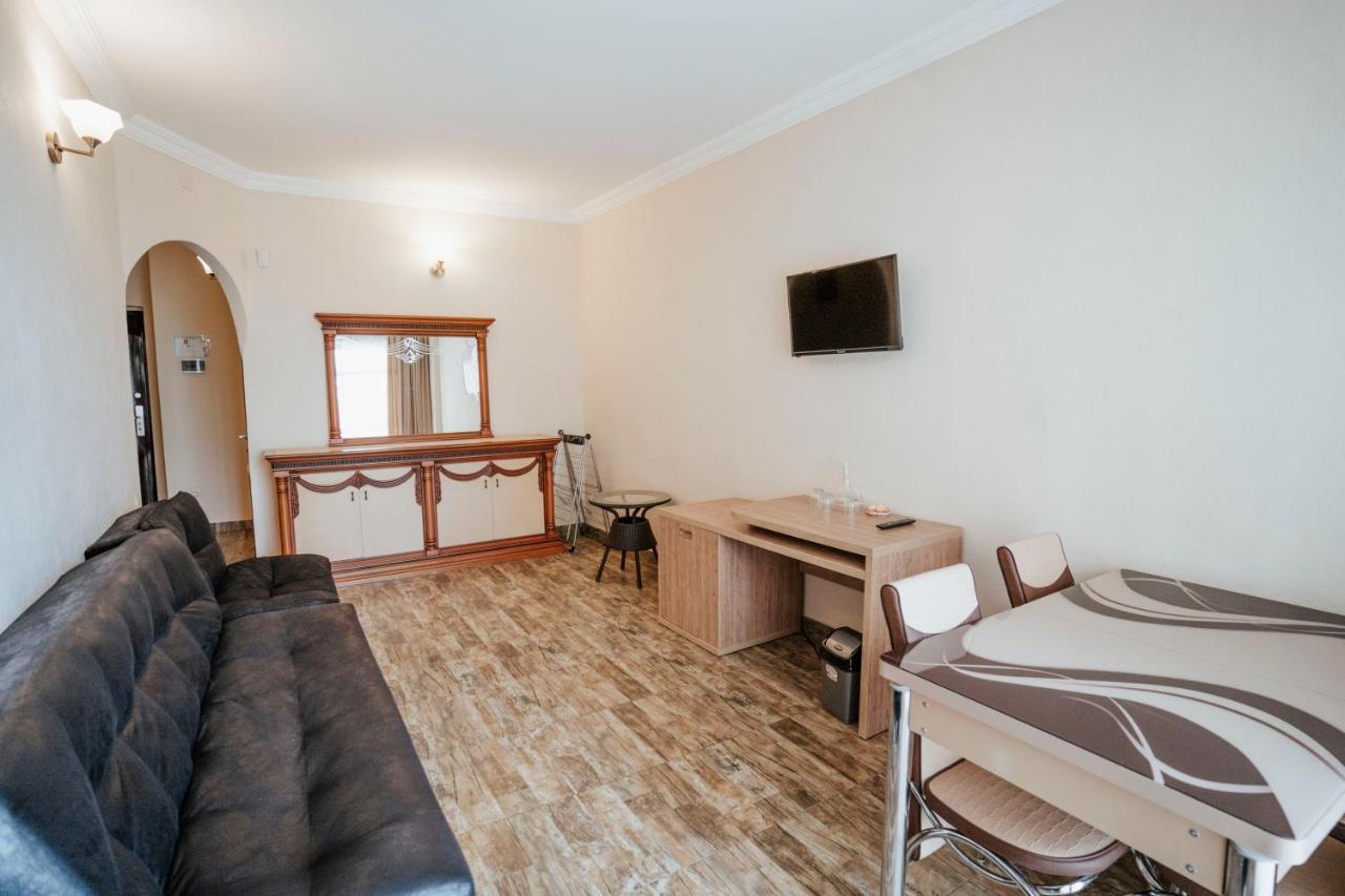 Hotel General Batumi Bagian luar foto