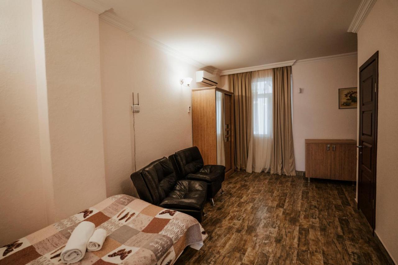 Hotel General Batumi Bagian luar foto
