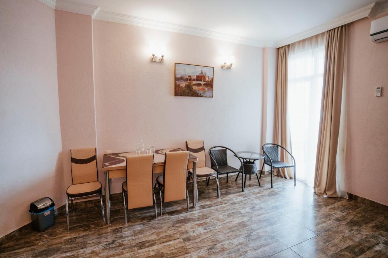 Hotel General Batumi Bagian luar foto