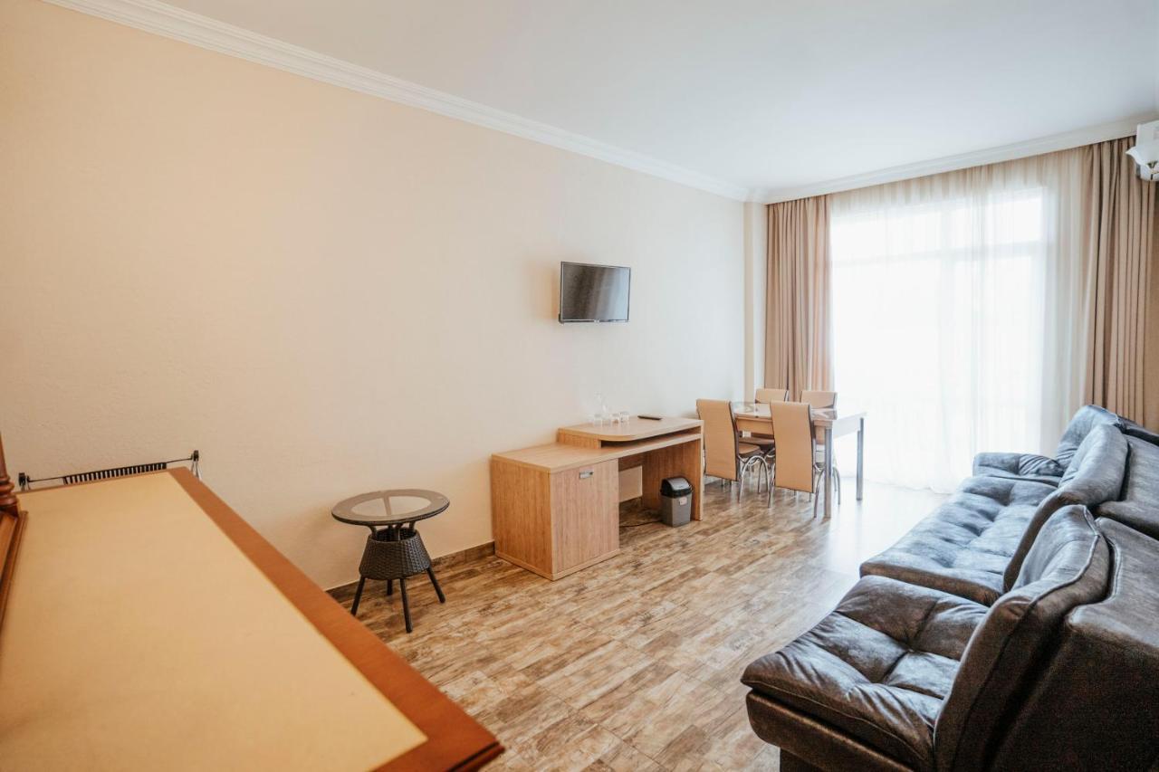 Hotel General Batumi Bagian luar foto