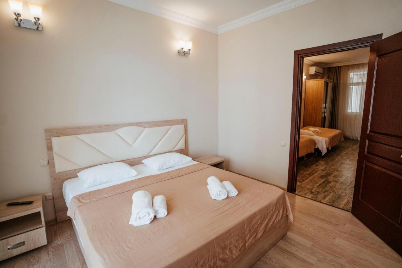 Hotel General Batumi Bagian luar foto