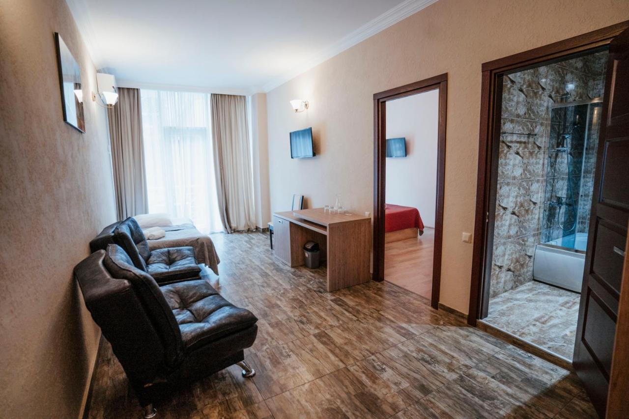 Hotel General Batumi Bagian luar foto