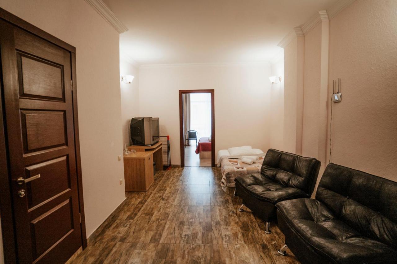 Hotel General Batumi Bagian luar foto