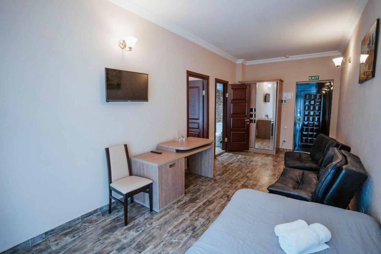 Hotel General Batumi Bagian luar foto