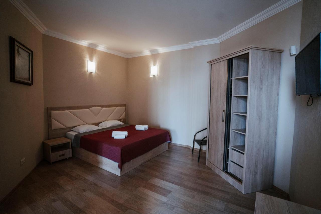 Hotel General Batumi Bagian luar foto