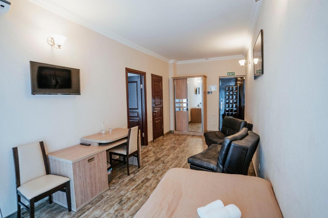 Hotel General Batumi Bagian luar foto