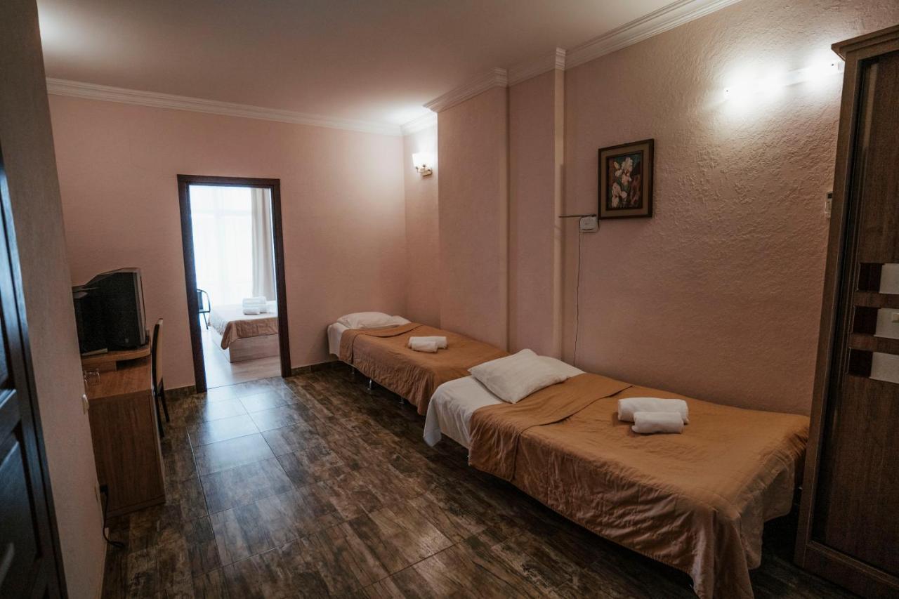 Hotel General Batumi Bagian luar foto