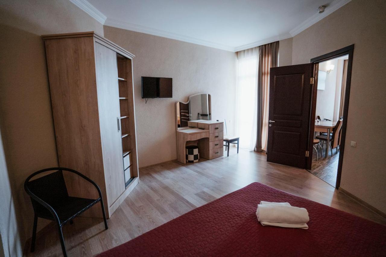 Hotel General Batumi Bagian luar foto