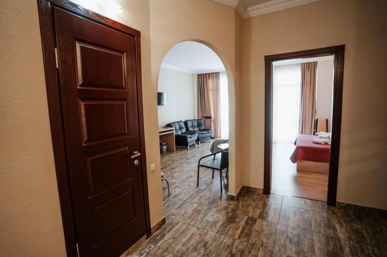 Hotel General Batumi Bagian luar foto