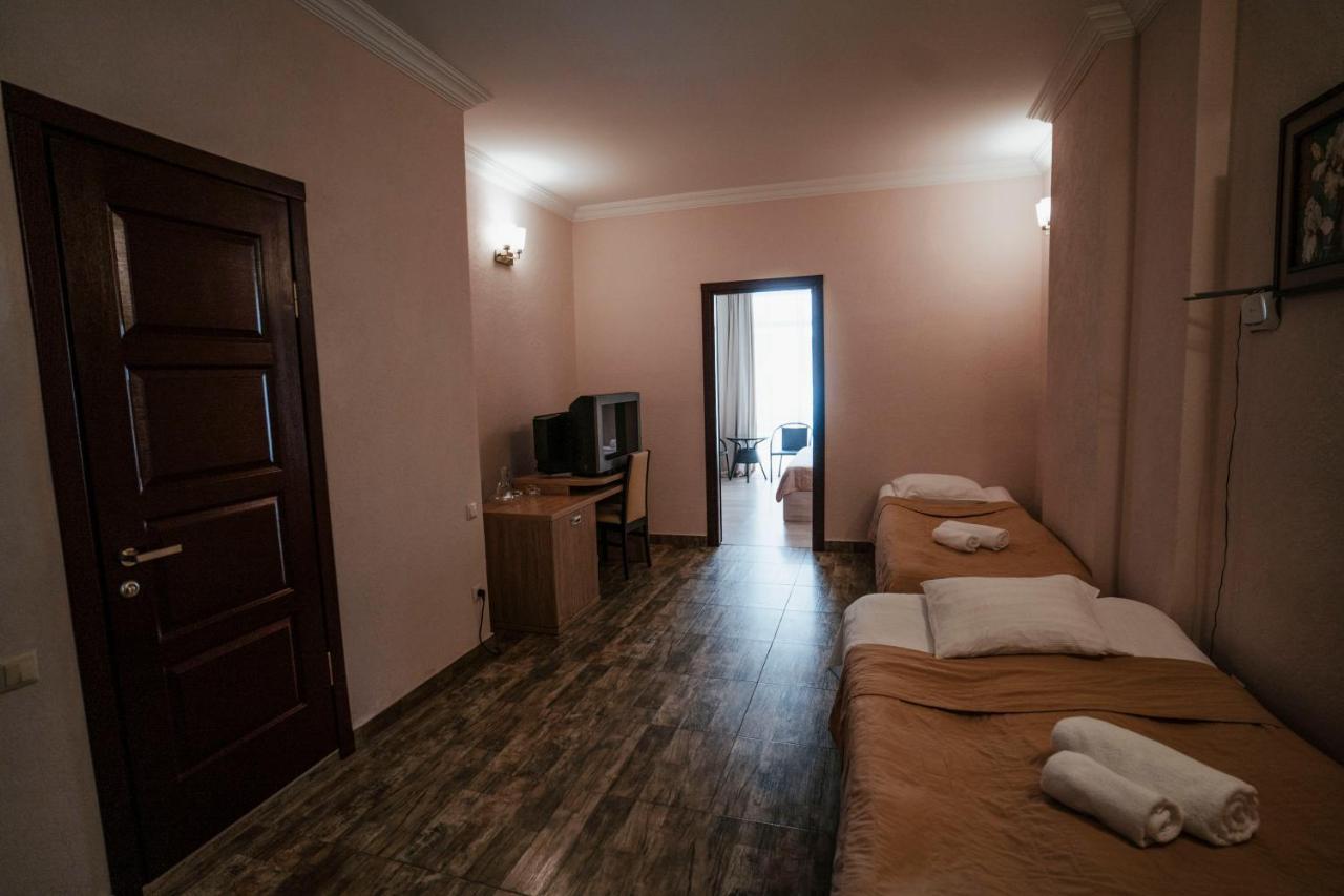 Hotel General Batumi Bagian luar foto